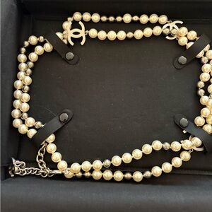 CHANEL Long Pearl Necklace with Silver Chain in great preowned condition
